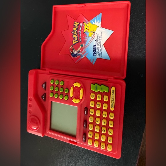 Red Pokémon Pokedex - Picture 4 of 5